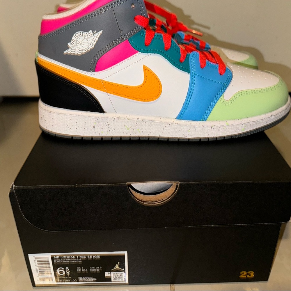 Air Jordan 1 mid se (gs) 6.5 big kids/ 8 women